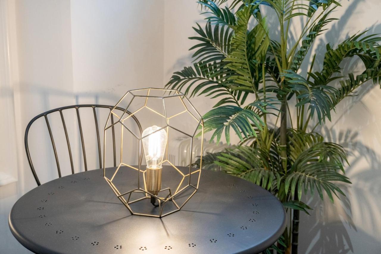 2 Bedrooms 2 Bathrooms Furnished - Malasana - Bright Stylish - Mintystay Madrid Exterior foto